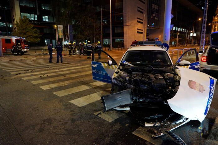 Durva baleset Budapesten, egy rendőrautó karambolozott 1