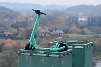 Hihetetlen, hogyan parkoltak le egy elektromos rollerrel