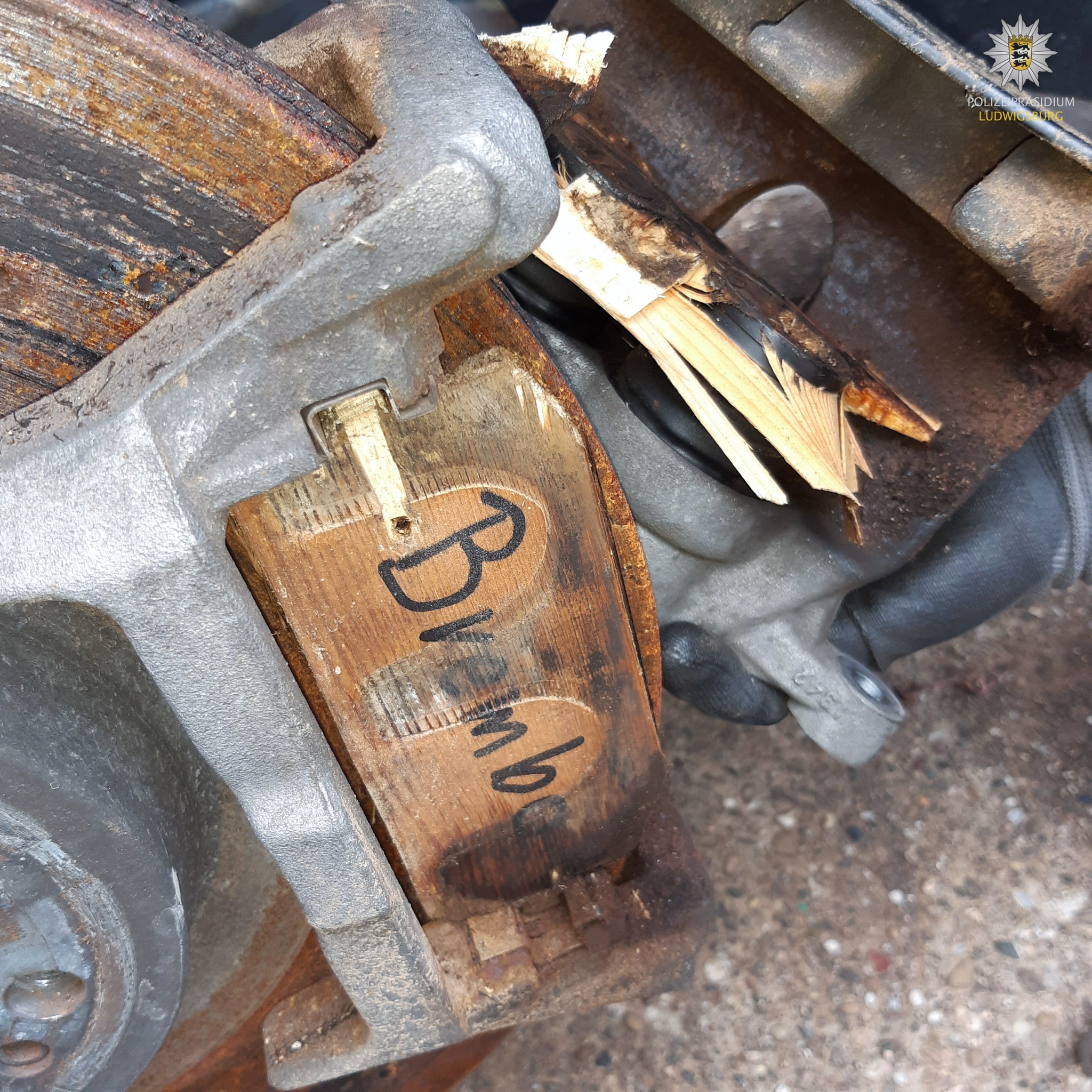 Leesett a rendőrök álla, amikor benéztek a több tízmilliós autó alá 2