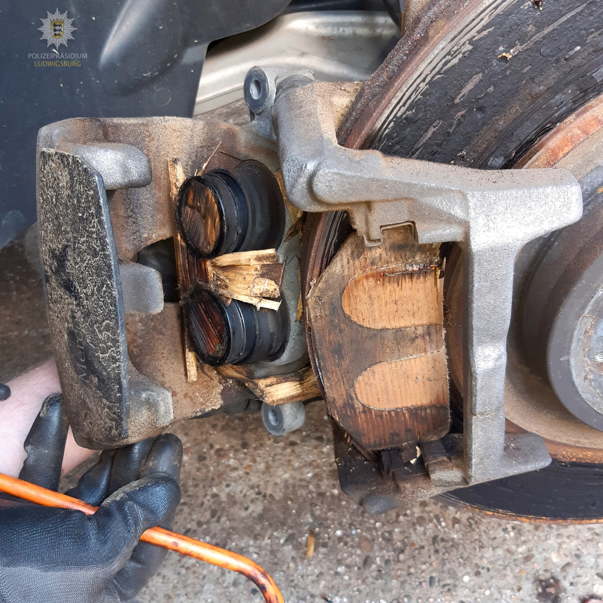 Leesett a rendőrök álla, amikor benéztek a több tízmilliós autó alá 1