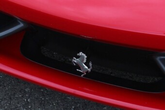 Úgy használják ezt a Ferrarit, mintha egy Suzuki lenne