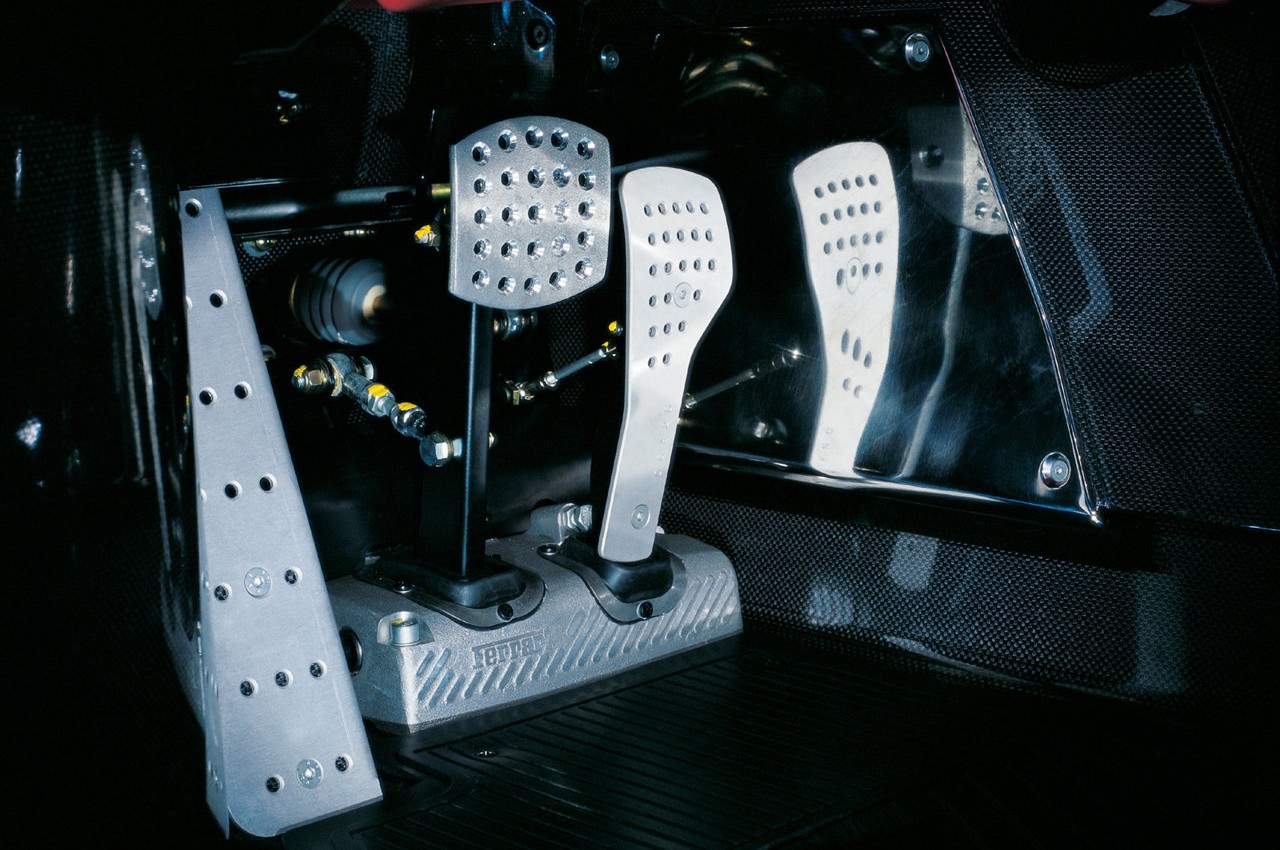 ferrari-enzo-2002-1280-7f725a0a9658737197df589372253c9859 | Vezess | Vezess