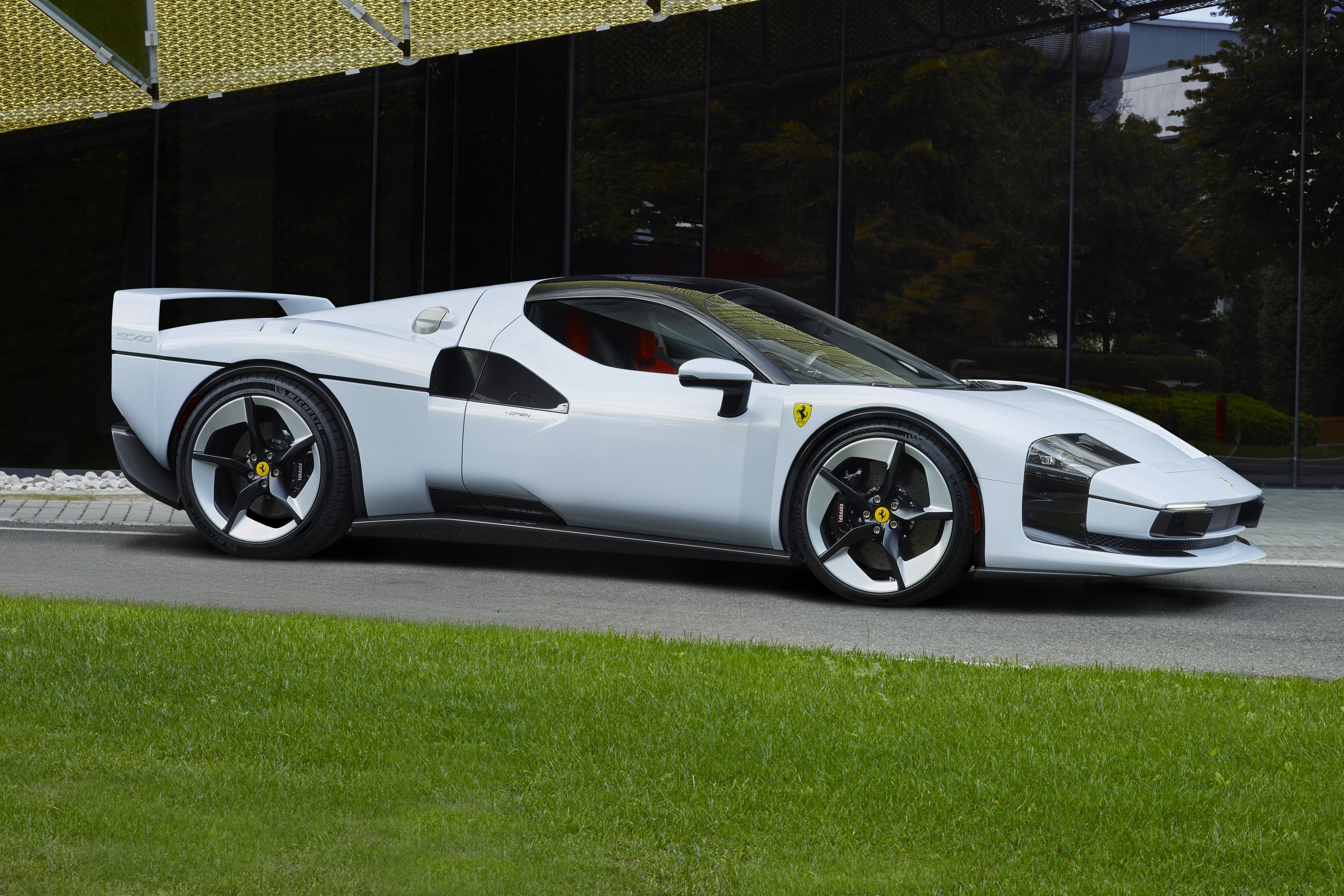 ferrari_sc40_ext__1_cbbd6016-01d4-4dec-8460-519b93a39c86 | Vezess | Vezess