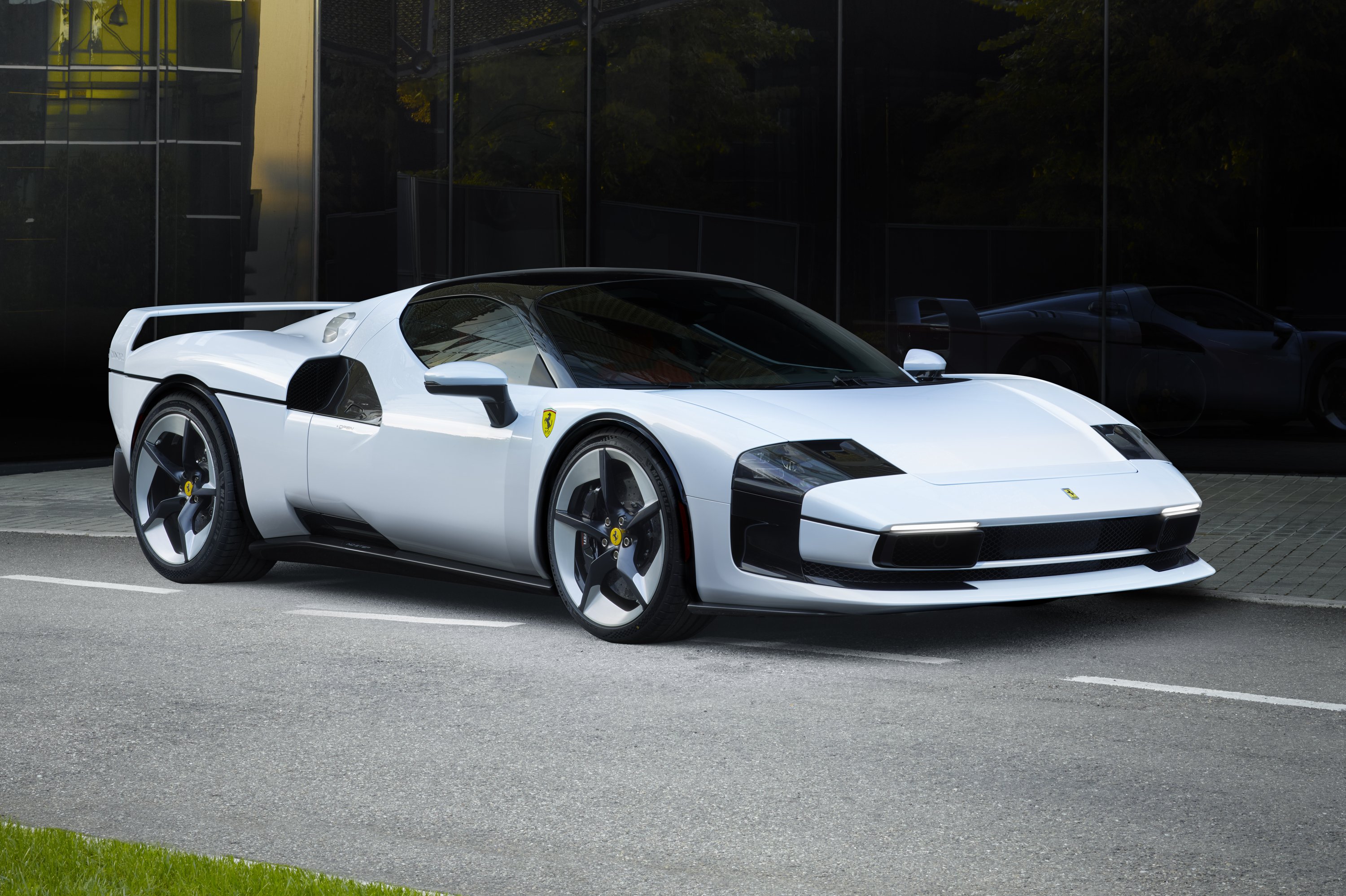 ferrari_sc40_ext__3_4552be18-30ca-428f-9576-fa5ce6c48b80 | Vezess | Vezess