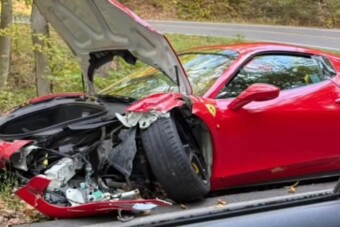 Pár centis megcsúszás elég volt ronggyá törni a Ferrarit