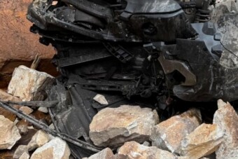 90 métert zuhant, karcolásokkal szállt ki a roncsból