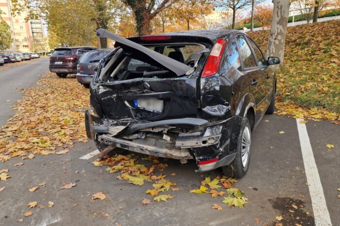 Hirtelen felindulásból tanult vezetni a 285 lóerős BMW-n, sorra törte az autókat 1