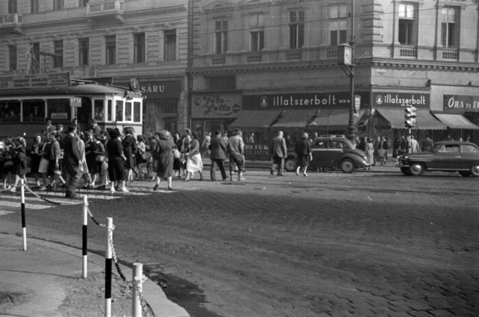 A szovjet katonák nem értették, ezért szedték le az egyetlen villanyrendőrt Budapesten 2