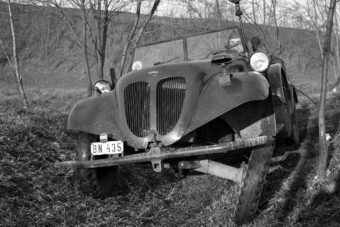 Rejtélyes gépre bukkantunk régi magyar fotókon