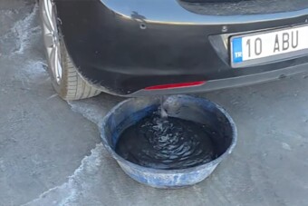 Fekete szurkot okádnak a gyógyuló autók ebben a műhelyben