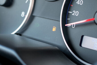 Ez történik a motorral, ha kifogy a benzin – Nem csak annyi, hogy leáll