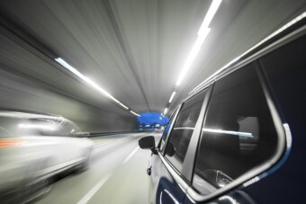 Meglépett apja autójával a 14 éves fiú, keresik a rendőrök