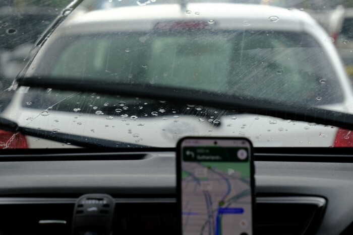 Csak a térképet bámulta, a folyóba hajtott az autós