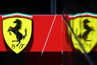 Teljes mellszélességgel kiállt főnöke mellett a Ferrari 1 Teljes mellszélességgel kiállt főnöke mellett a Ferrari 1