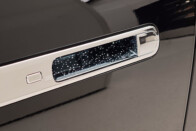 Bizarr baleset: takarítás közben fojtotta meg az autója 1 Bizarr baleset: takarítás közben fojtotta meg az autója 1