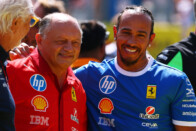 Teljes mellszélességgel kiállt főnöke mellett a Ferrari 3 Teljes mellszélességgel kiállt főnöke mellett a Ferrari 3