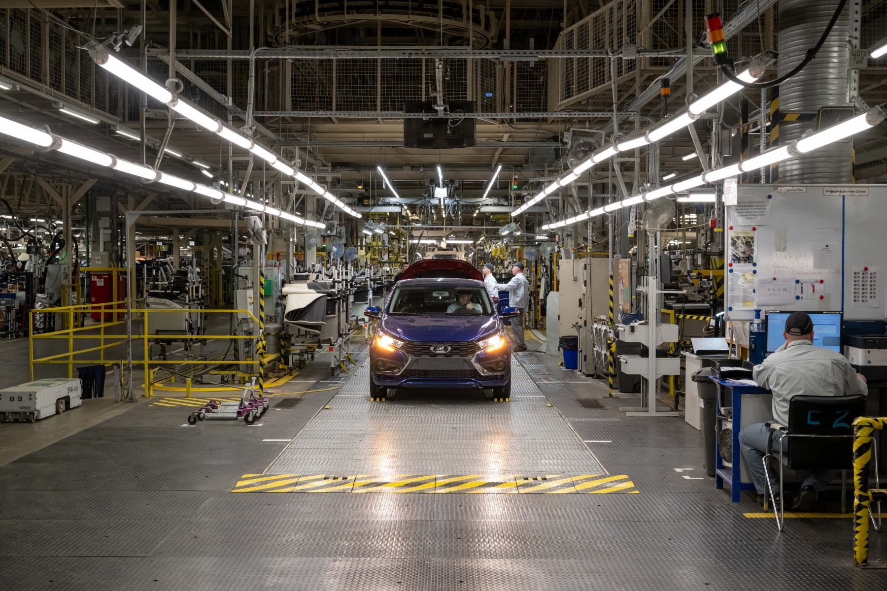 Lada Iskra gyártás - Workers on the production line of the Avtozavod St | Vezess | Vezess