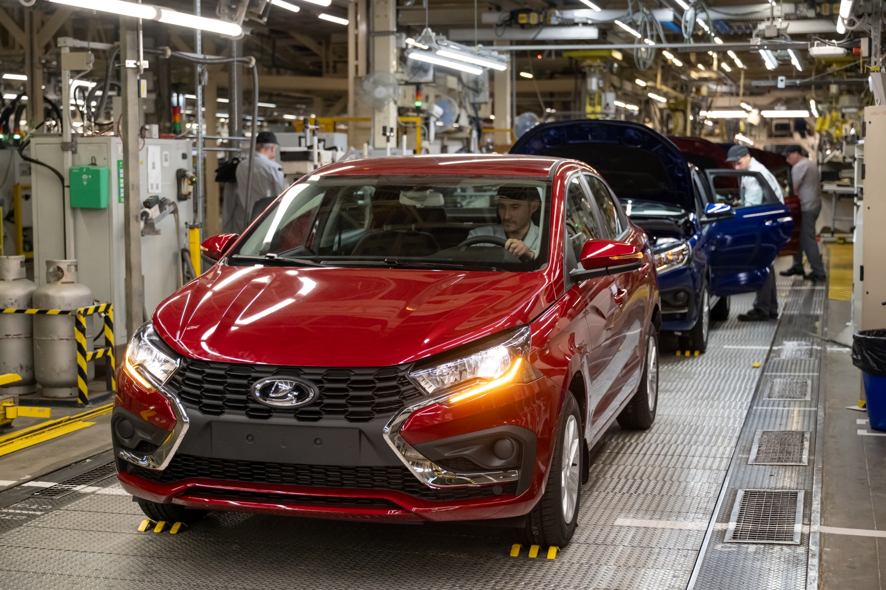 Lada Iskra gyártás - Workers on the production line of the Avtozavod St | Vezess | Vezess
