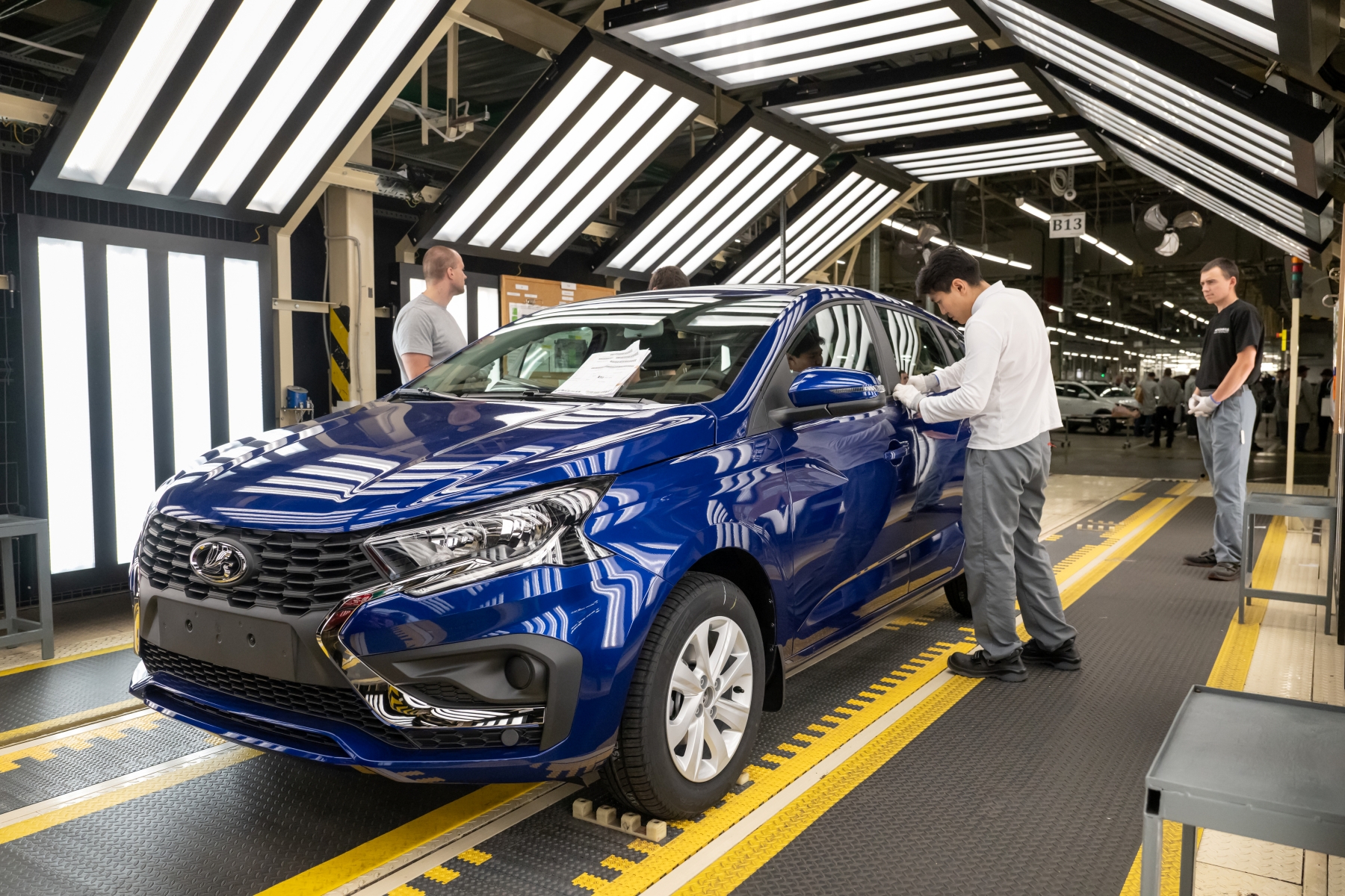 Lada Iskra gyártás - Workers on the production line of the Avtozavod St | Vezess | Vezess