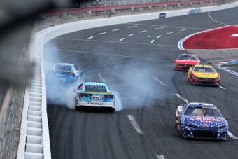 Flúgos befutó a NASCAR-ban: kétségbeesésében rükvercben fejezte be a versenyt