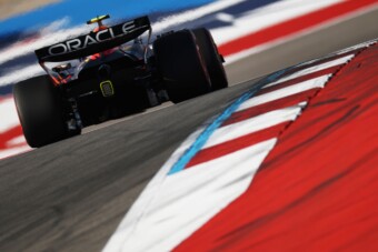 Belviszály az F1-ben, egymásnak estek a Red Bull-pilóták