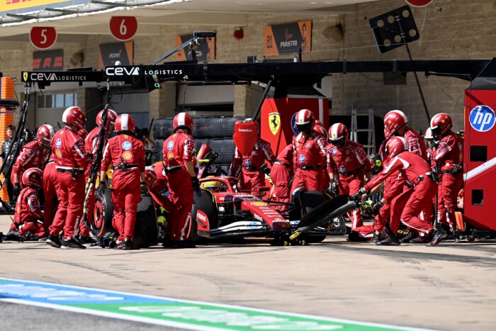 Bejelentették, lecseréli Hamiltont a Ferrari