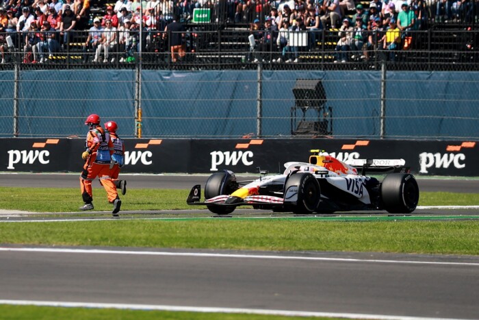 Életveszélyes jelenet a mexikói F1-futamon, ember a pályán