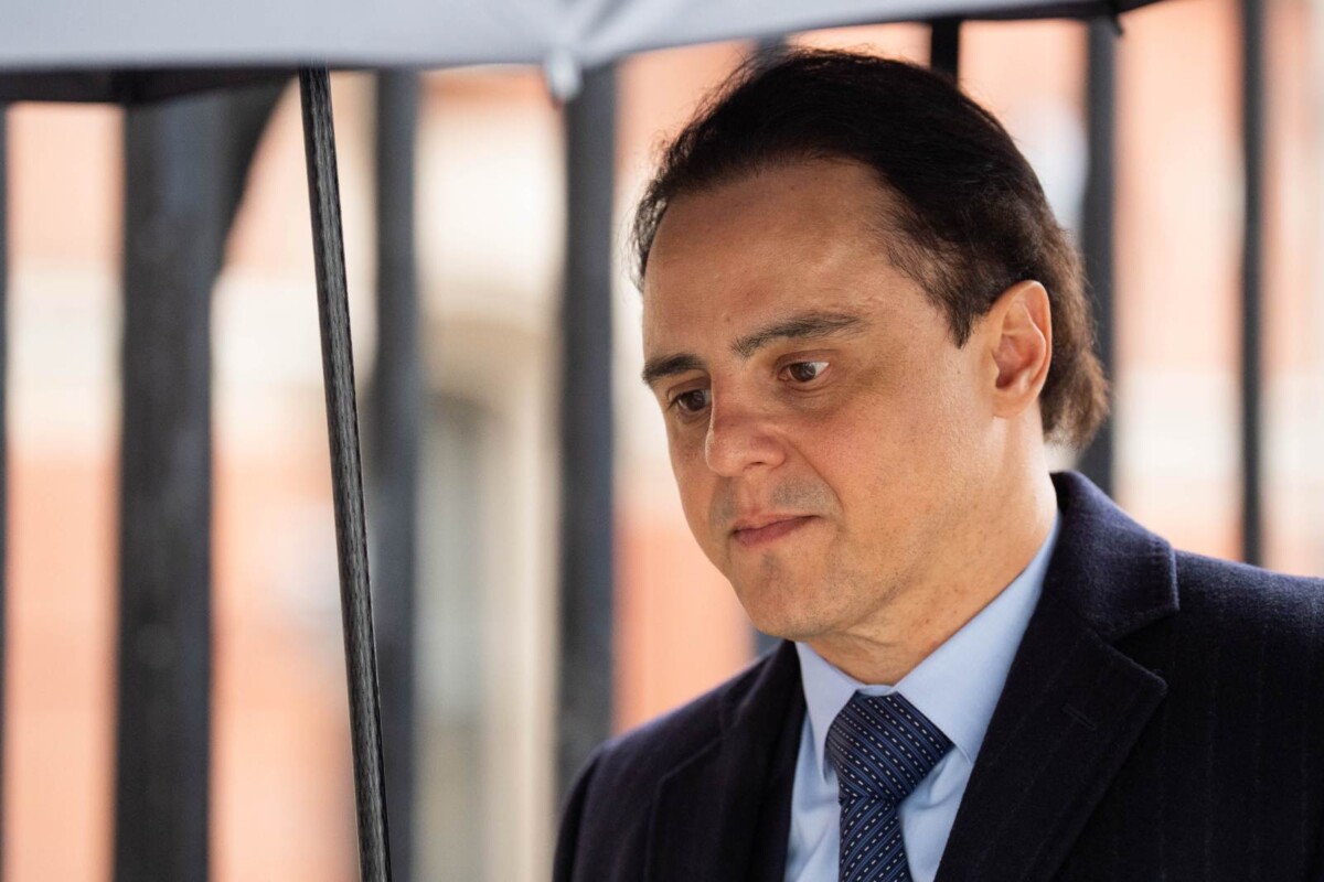 Massát földbe döngölték a bíróságon