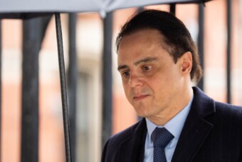 Massát földbe döngölték a bíróságon