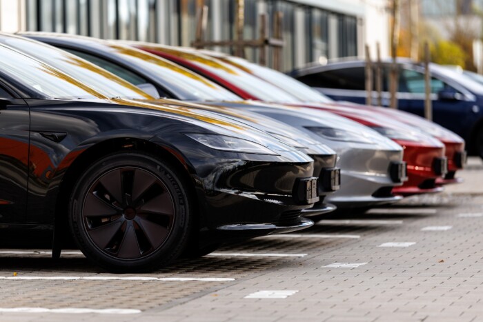 Botrány, meztelen képeket kért egy kisfiútól egy Tesla