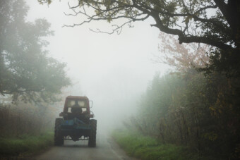 Megállították a rendőrök a traktorost, aki a diszkóból indult haza reggel részegen