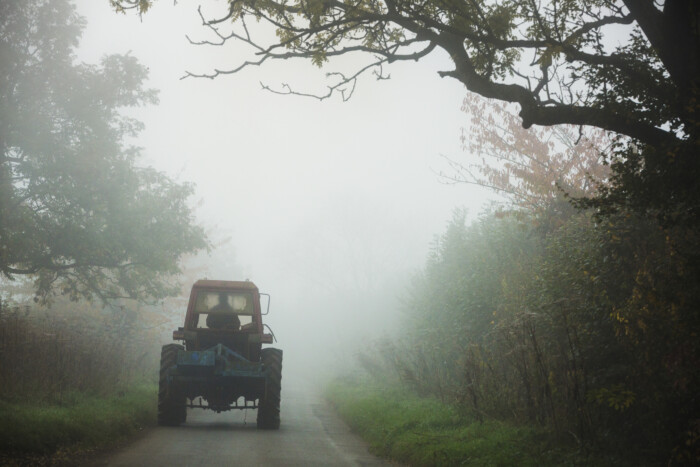 Megállították a rendőrök a traktorost, aki a diszkóból indult haza reggel részegen