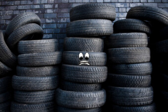 Ezért nem szabad a gumikat felni nélkül, egymásra rakva tárolni