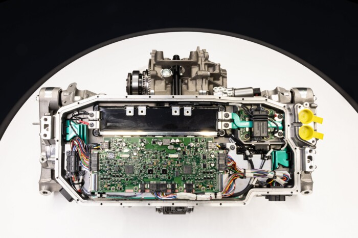 300-at megy négy utassal a Ferrari első villanyautója 15