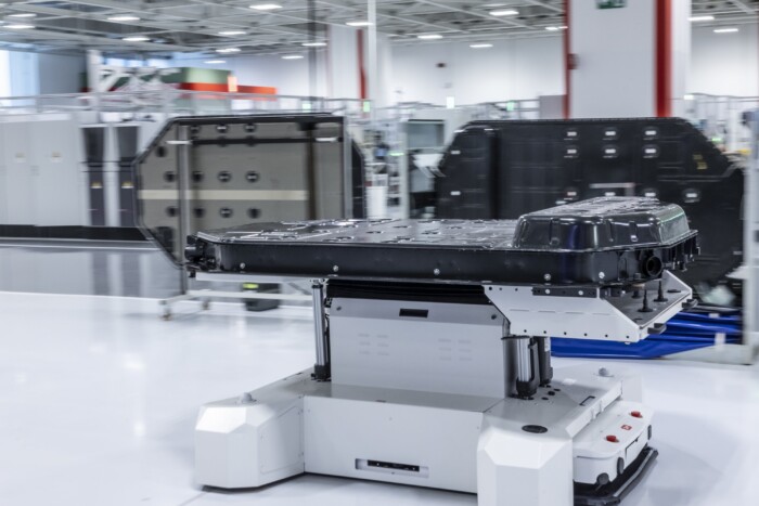 300-at megy négy utassal a Ferrari első villanyautója 12