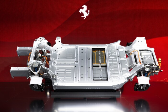 300-at megy négy utassal a Ferrari első villanyautója 6