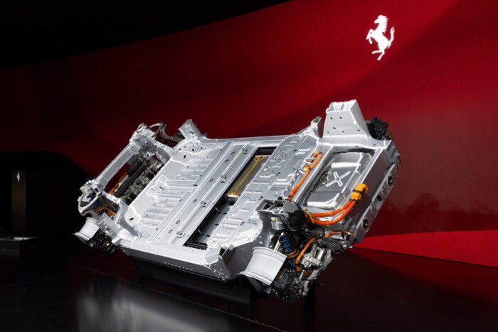 300-at megy négy utassal a Ferrari első villanyautója