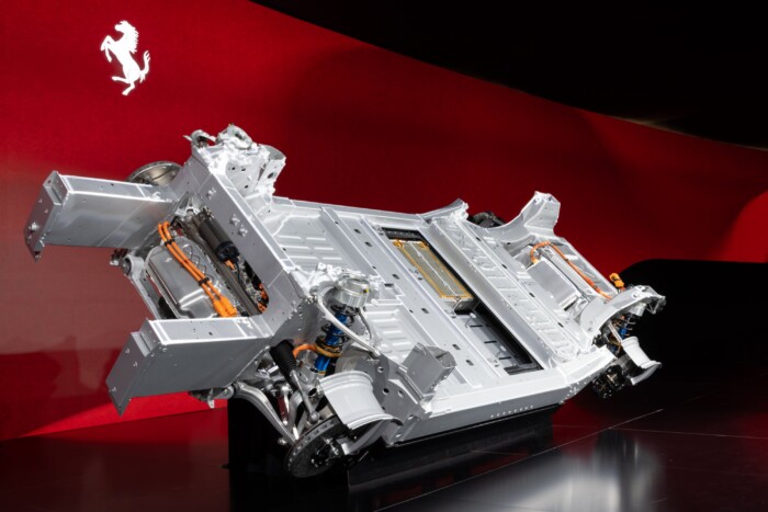 300-at megy négy utassal a Ferrari első villanyautója 14