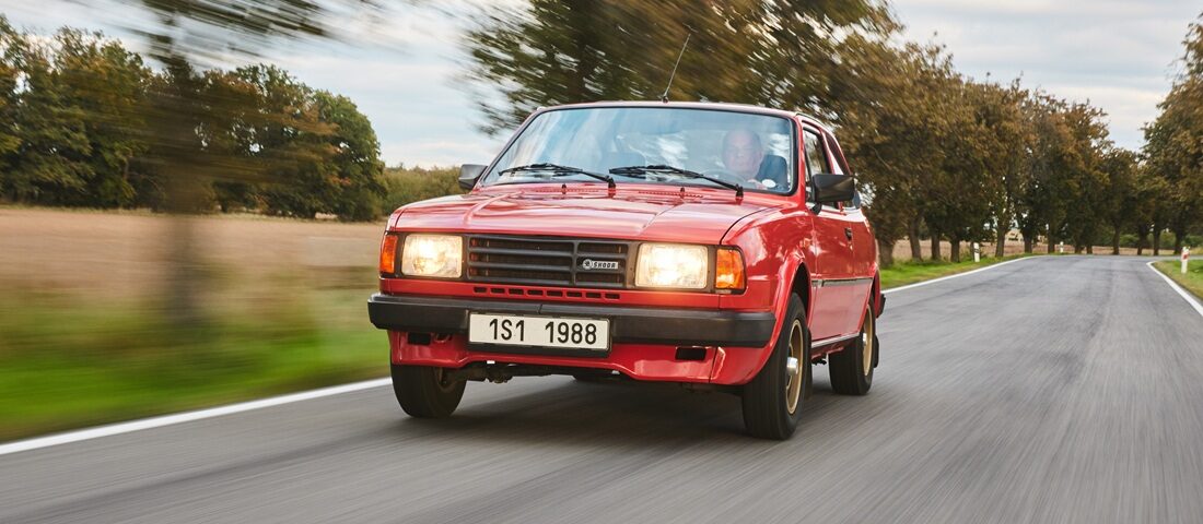 Egy kastély udvarán keltek életre a Škoda-legendák, vezettük is őket