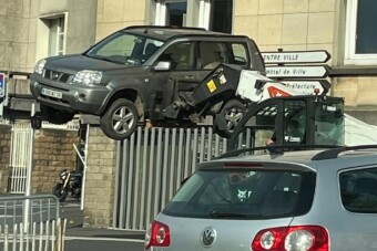 Targoncára tette a kocsit, és elindult a városban