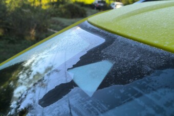 Ezért kell maximálisan lekaparni a jeget a modern autók szélvédőjéről