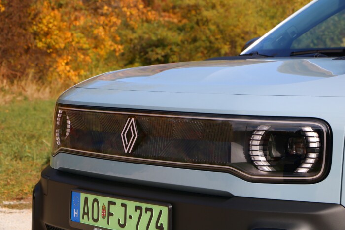 Gyász helyett öröm: ilyen egy vidám villanyautó 8 | Vezess Gyász helyett öröm: ilyen egy vidám villanyautó 8