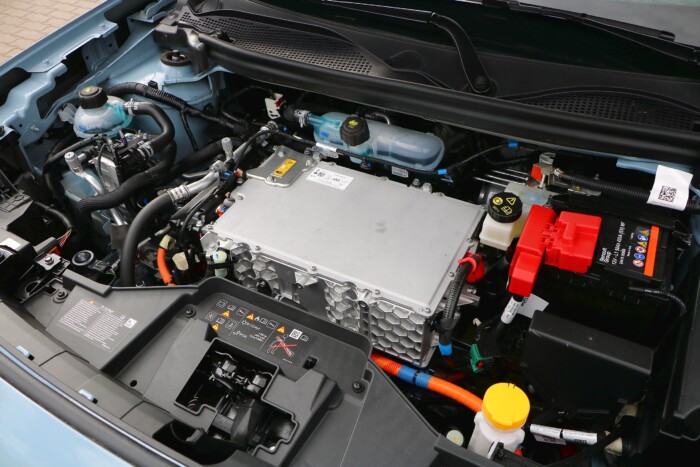 Gyász helyett öröm: ilyen egy vidám villanyautó 19 | Vezess Gyász helyett öröm: ilyen egy vidám villanyautó 19