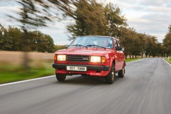 Egy kastély udvarán keltek életre a Škoda-legendák, vezettük is őket