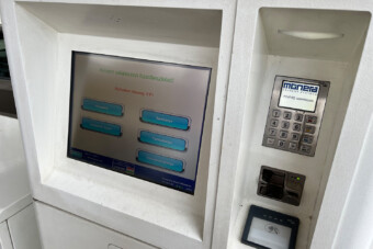 Sokan nem mernek így tankolni itthon, pedig veszélytelen