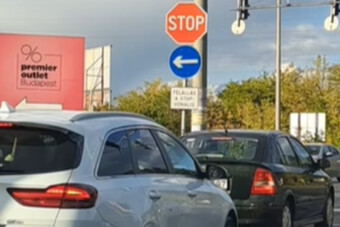 Sok autós soha nem látta még ezt a közlekedési táblát itthon, érdekes dologra figyelmeztet
