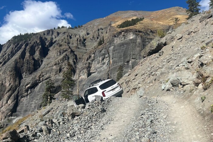 Halálos útszakaszra merészkedett, majdnem a mélybe zuhant 6