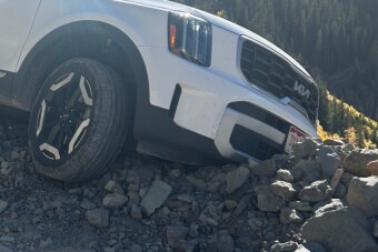 Halálos útszakaszra merészkedett, majdnem a mélybe zuhant