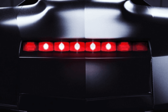 Téves parancsra sofőr nélkül indult parkolni a modern villanyautó