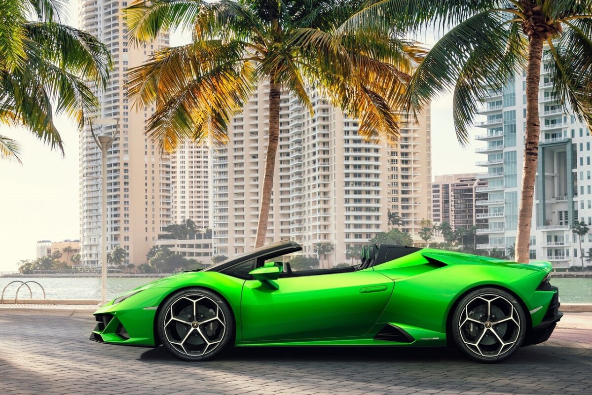 Utcai verseny: a rendőrök orra előtt dobta el a Lamborghinit